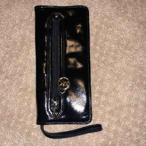 Michael Kors Shiny leather wristlet